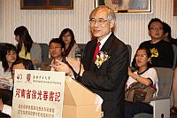 香港中文大學校長劉遵義教授擔任講座主持人。